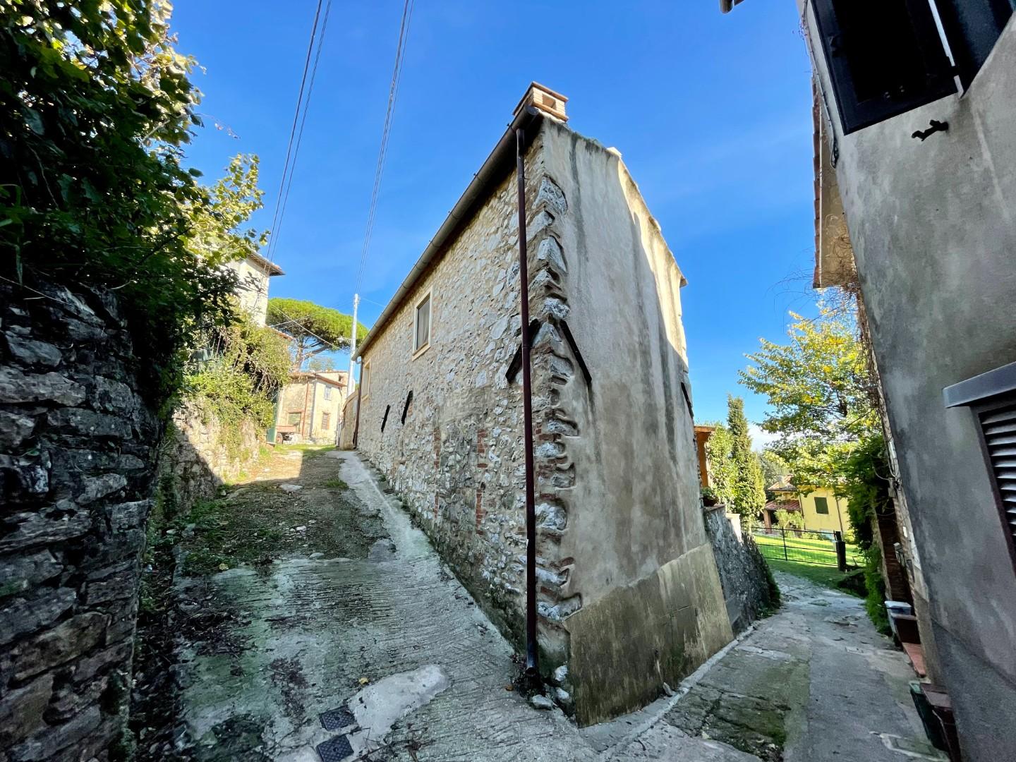 Rustico in vendita - Santa Maria Albiano, Camaiore