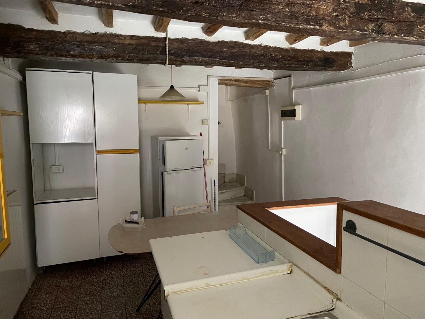 In vendita Rif. 9 terratetto al Forno, composto al piano rialzato da: Cucina abitabile con possibilità di mettere il camino e bagno con vasca.
Al primo piano composto da: Studio e camera matrimoniale.
Al piano seminterrato taverna.