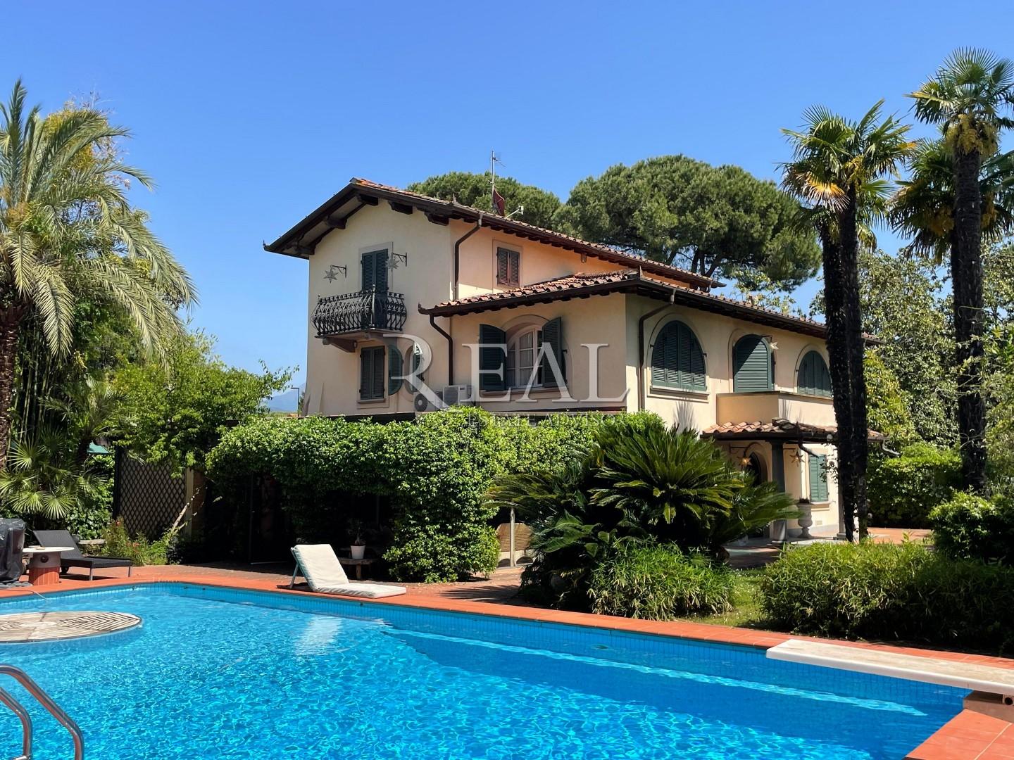 Villa for holiday rentals in Forte dei Marmi (LU)