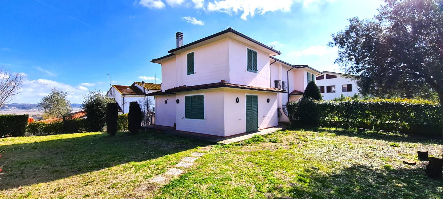 Angular terraced house for sale in Capannoli (PI)