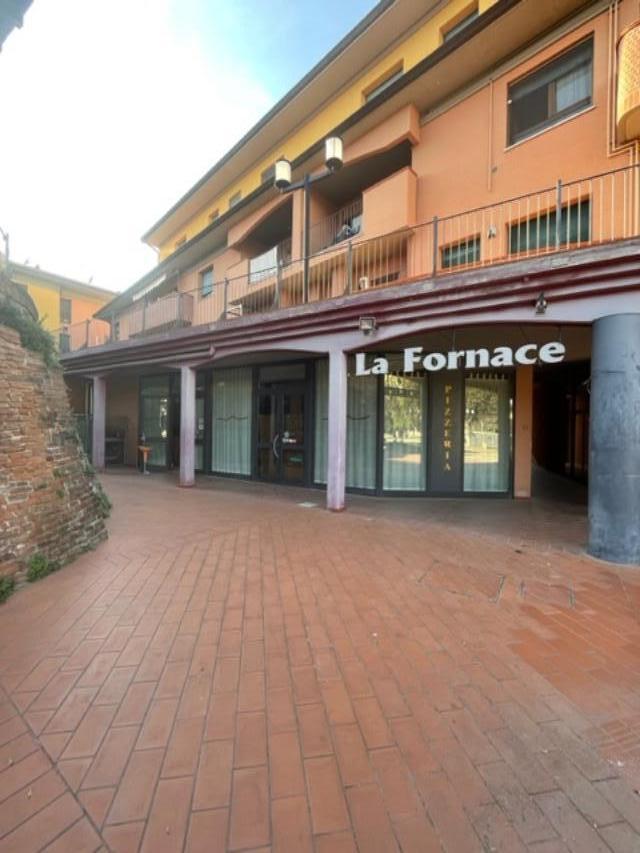 Locale comm.le/Fondo in affitto commerciale a Riglione Oratoio, Pisa