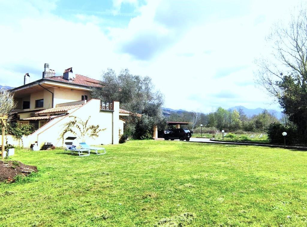 Three-family cottage for sale in Montignoso (MS)