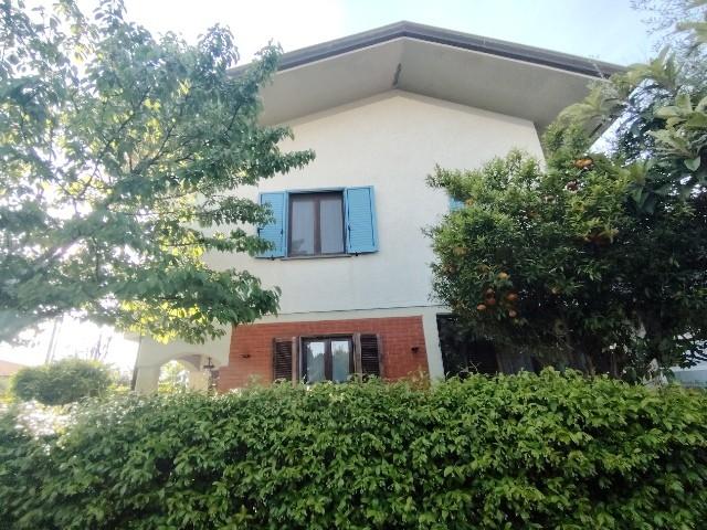 Casa semindipendente in vendita a Massa