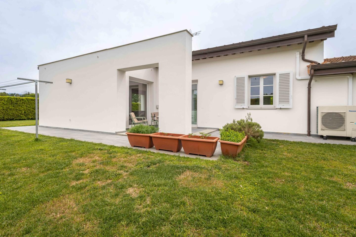 Villa - Prima periferia, Lucca (47/48)