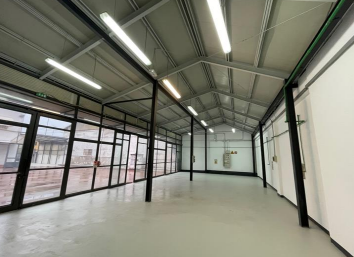 Capannone commerciale in vendita a Carrara