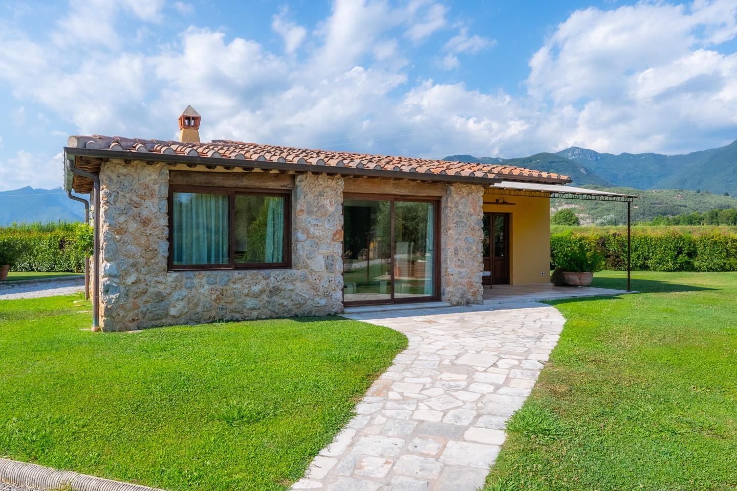 Villa - Pollino, Pietrasanta (12/88)