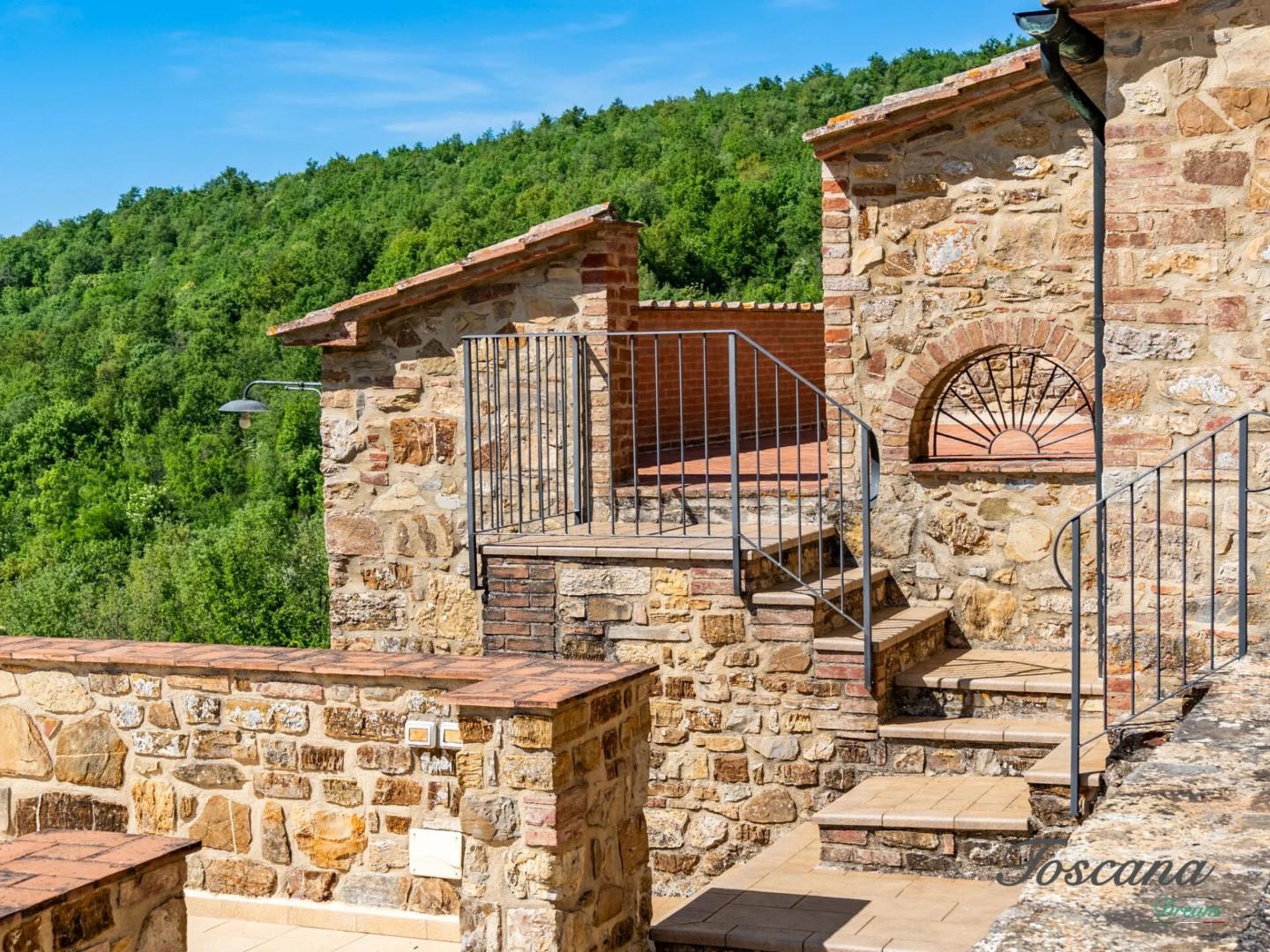 Villa - Castelnuovo di Val di Cecina (12/84)