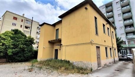 Stabile/Palazzo in vendita a Grosseto