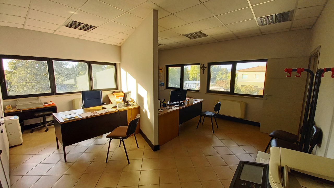 Ufficio in affitto commerciale a Lucca