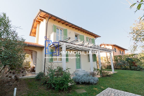 Semi-detached house in Pietrasanta