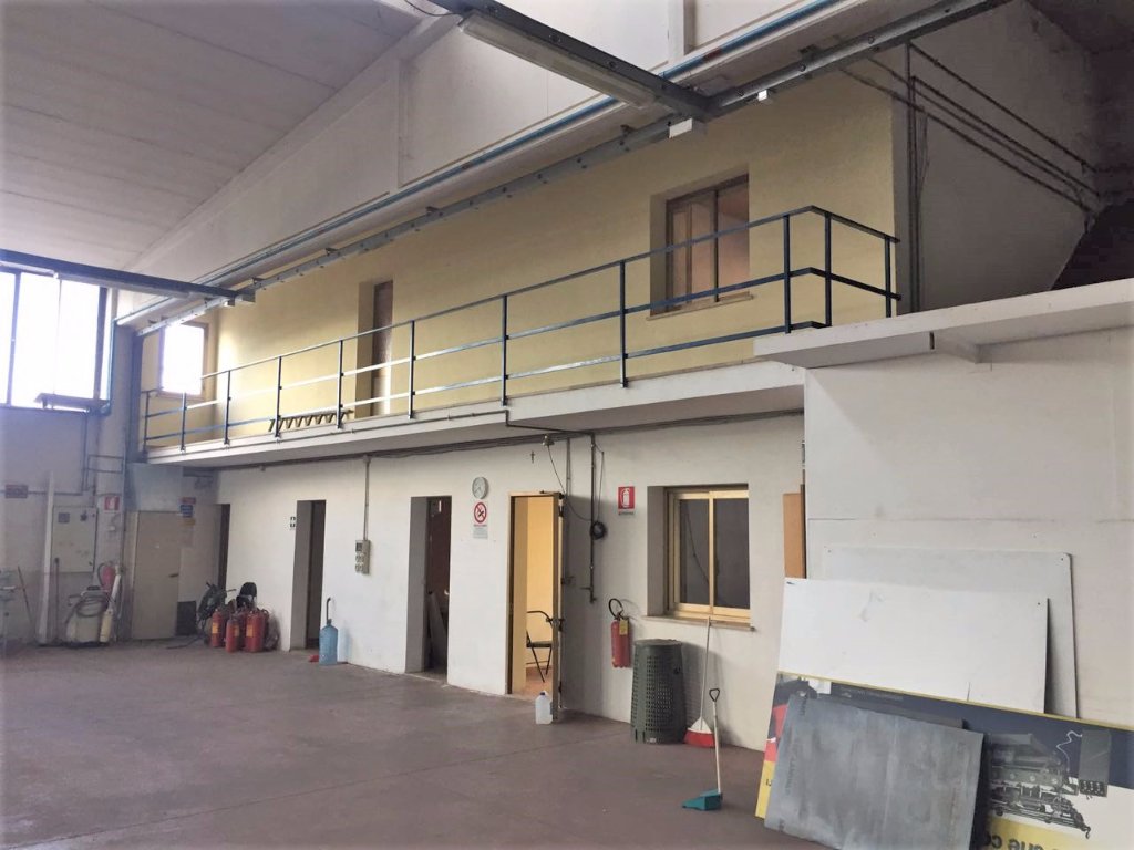 Craft depot for sale in Cascina (PI)