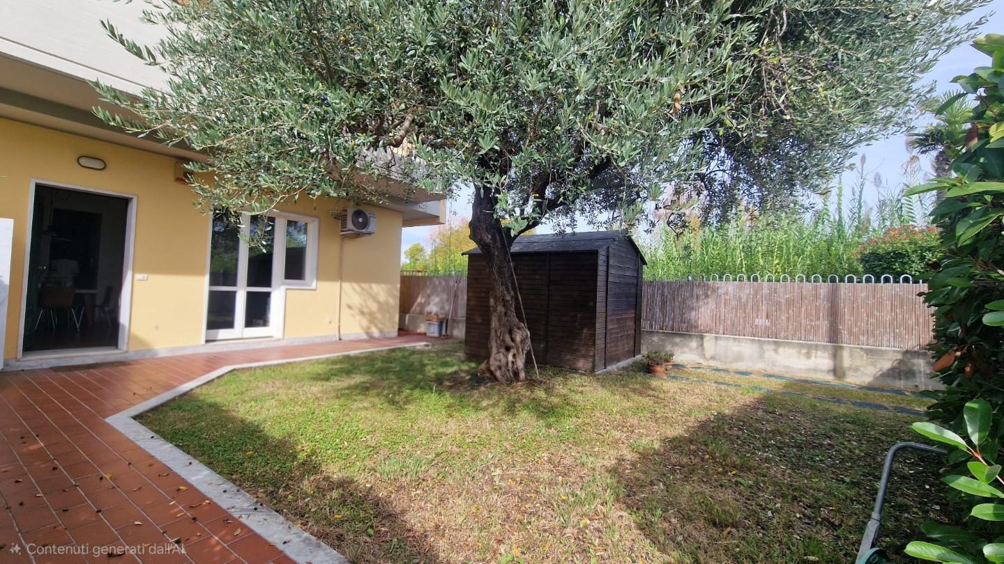Villa - Marina Di Carrara, Carrara (24/25)