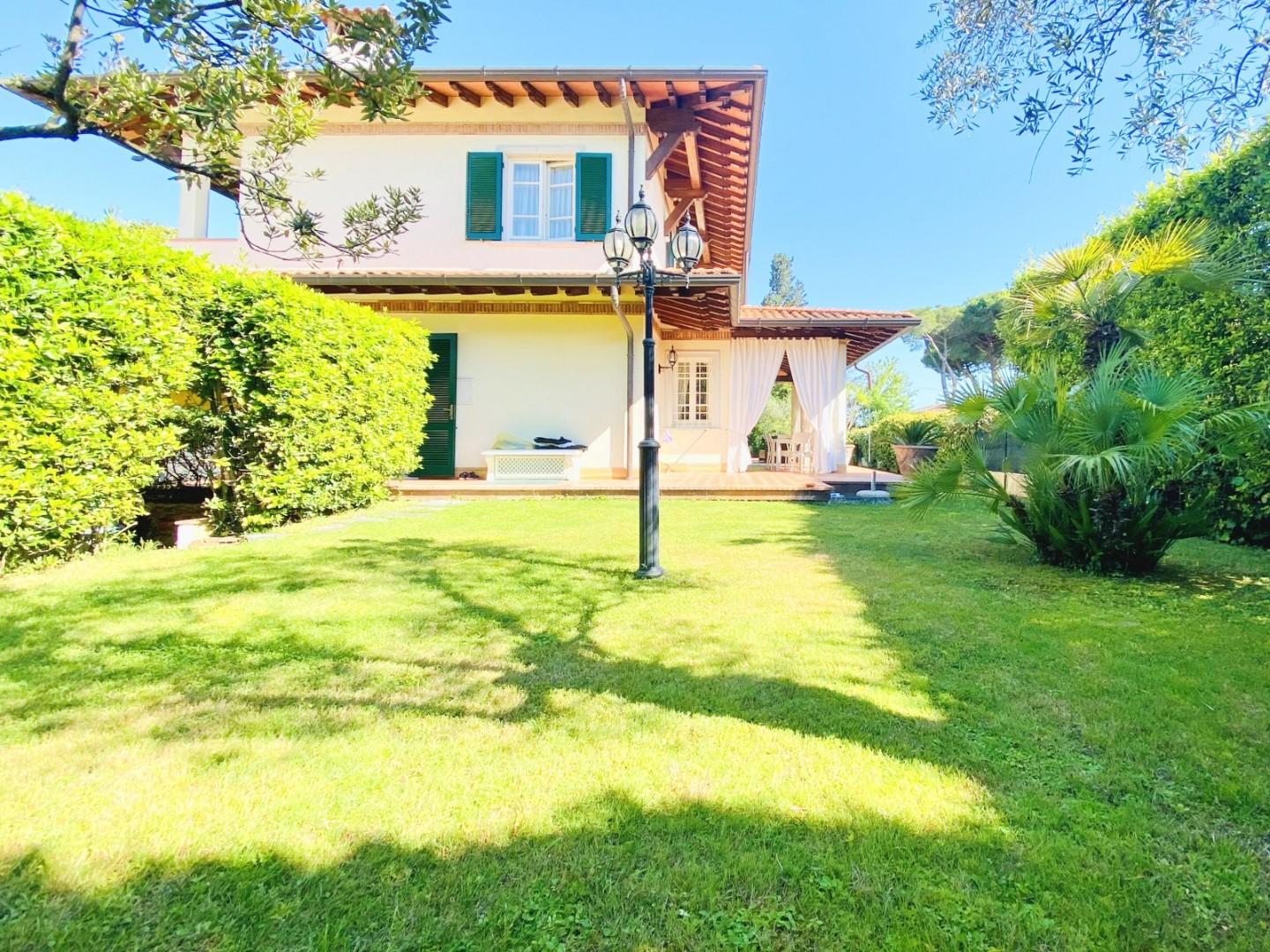Single-family house for holiday rentals in Forte dei Marmi (LU)