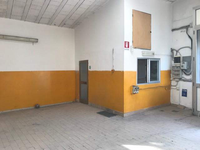 immobile commerciale in Via Pera, a Livorno