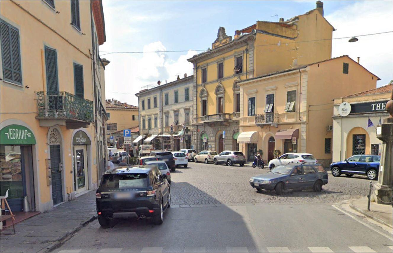 Locale comm.le/Fondo in affitto commerciale a Lucca