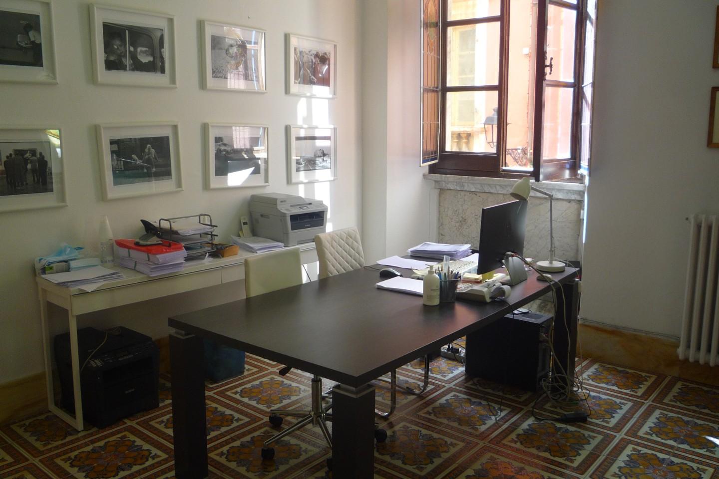 Ufficio in affitto commerciale a Carrara (MS)