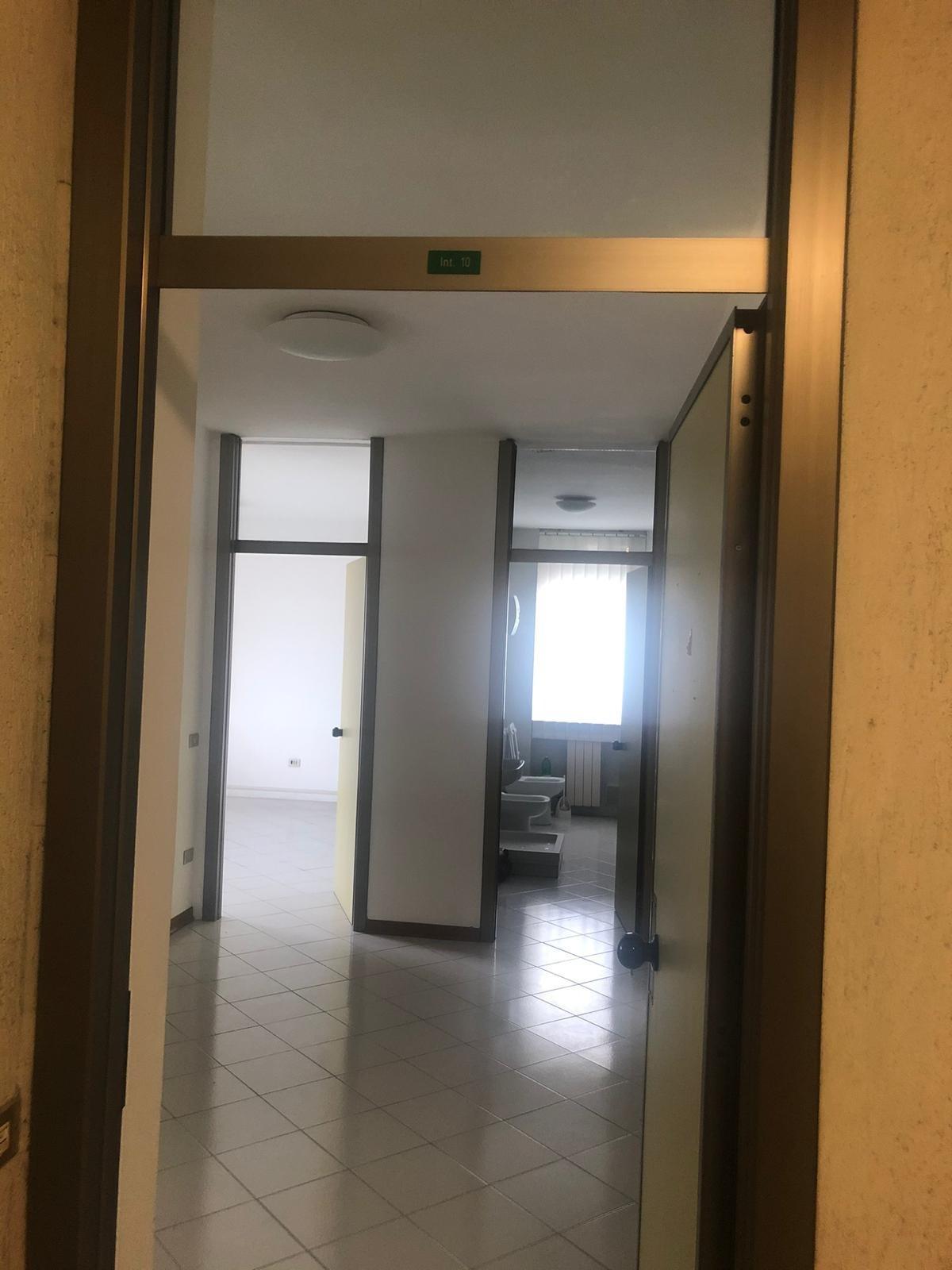 Ufficio in affitto commerciale a Carrara (MS)