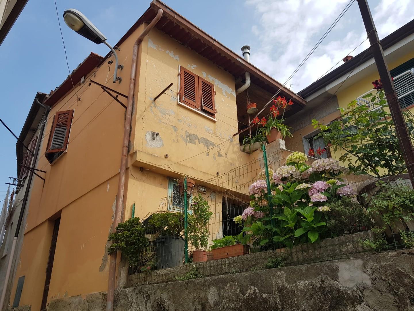 Casa semindipendente in vendita a Mirteto, Massa