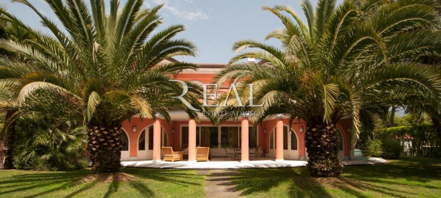 Villa for holiday rentals in Forte dei Marmi (LU)