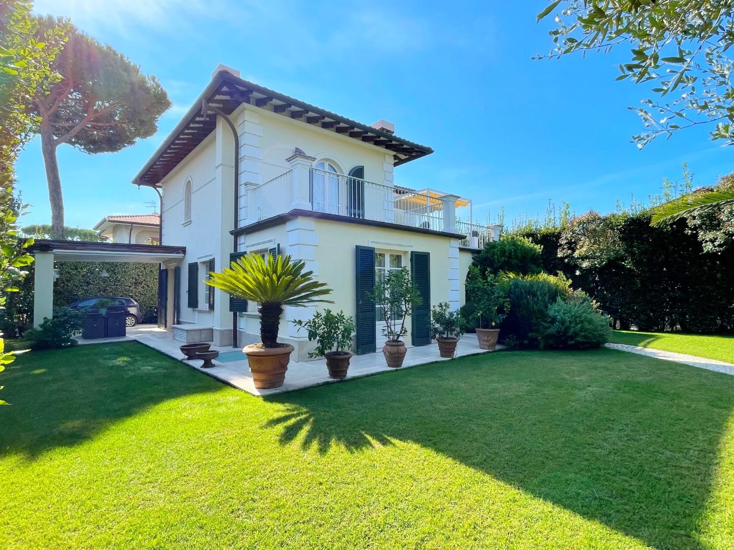Villa for holiday rentals in Forte dei Marmi (LU)