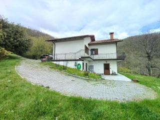 Casa indipendente in vendita a Massa Di Sasso Rosso, Villa Collemandina (LU)