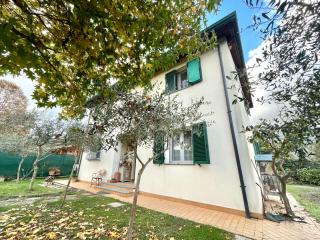 Villa a Montignoso