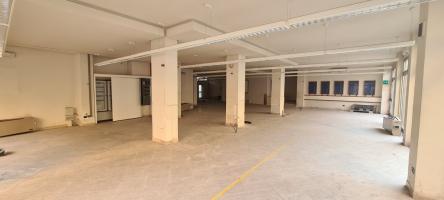 Locale comm.le/Fondo in vendita a Carrara