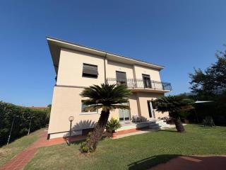 Casa semindipendente in vendita a Carrara