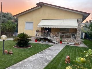 Casa semindipendente in vendita a Massa