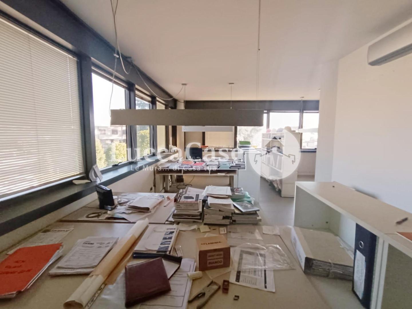 Office for commercial rentals in Capannori (LU)
