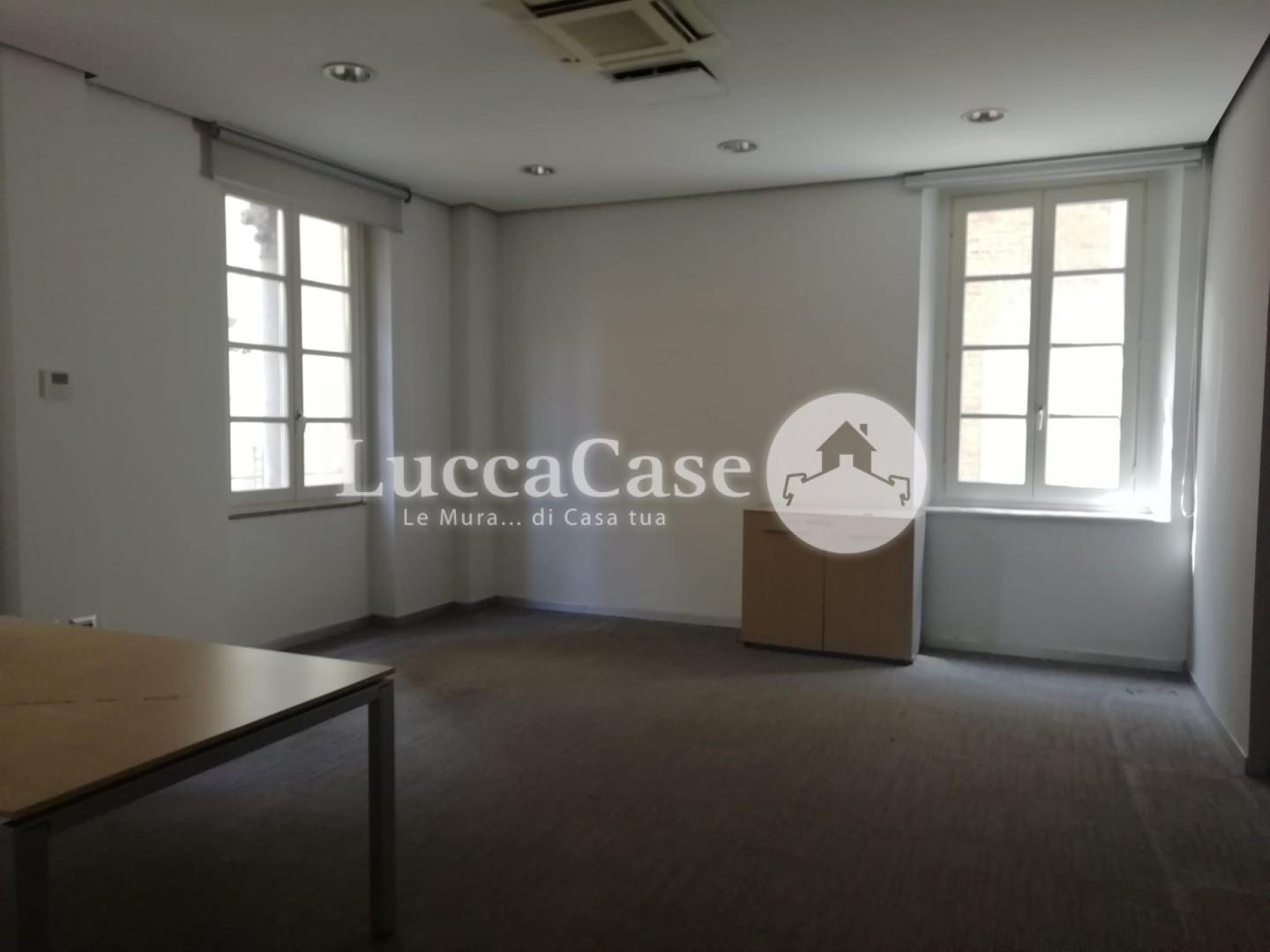 Business mall for sale in Lucca