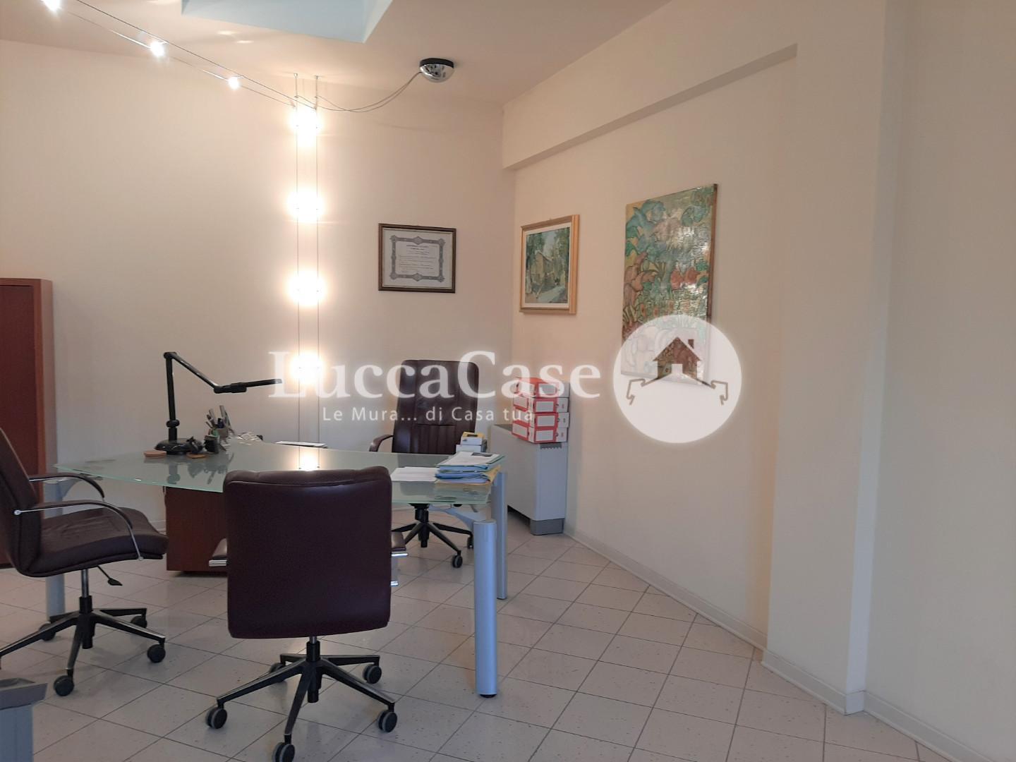 Office for commercial rentals in Porcari (LU)