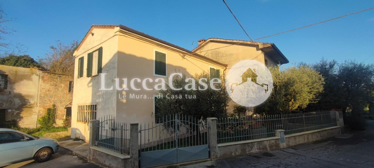 Angular terraced house for sale in Pescia (PT)