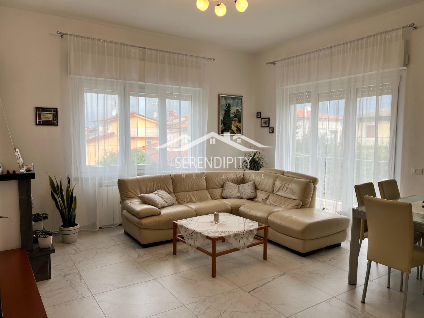 Three-family cottage for sale in Carrara (MS)