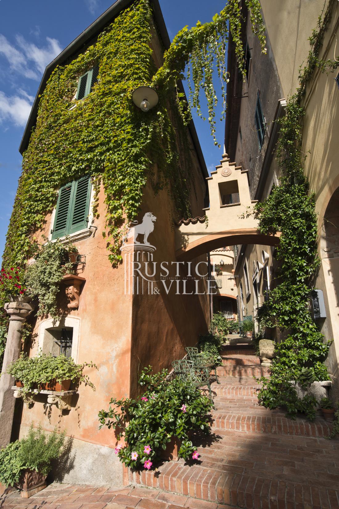 Edificio storico in vendita a Lajatico (Pisa)