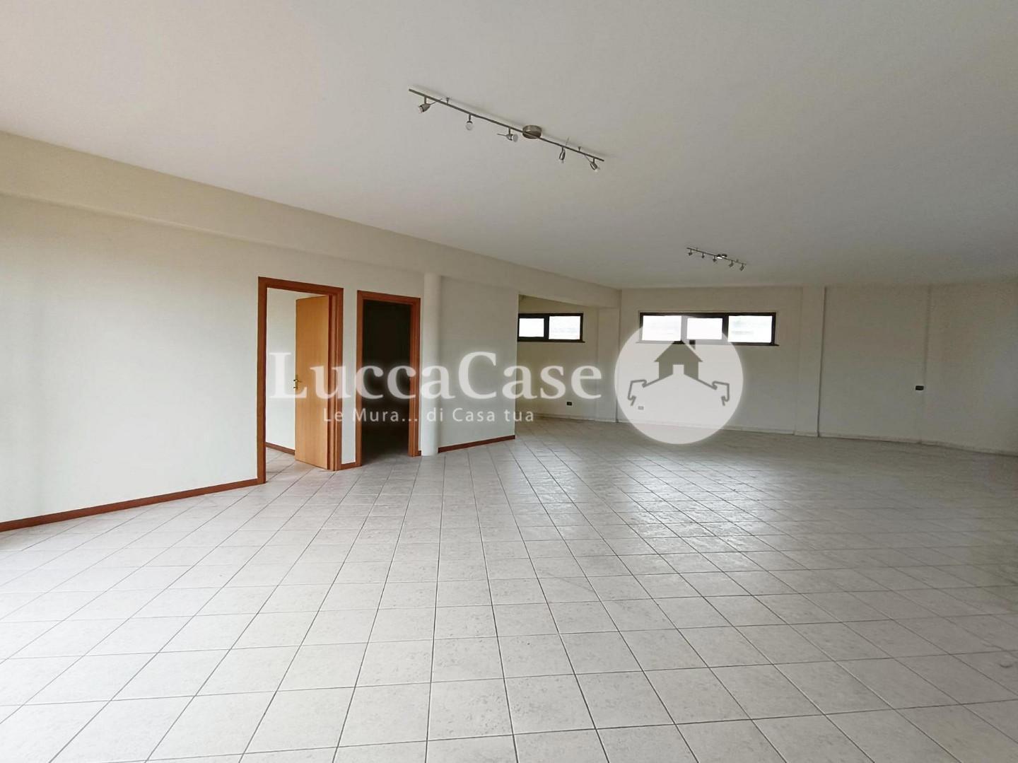 Office for commercial rentals in Porcari (LU)