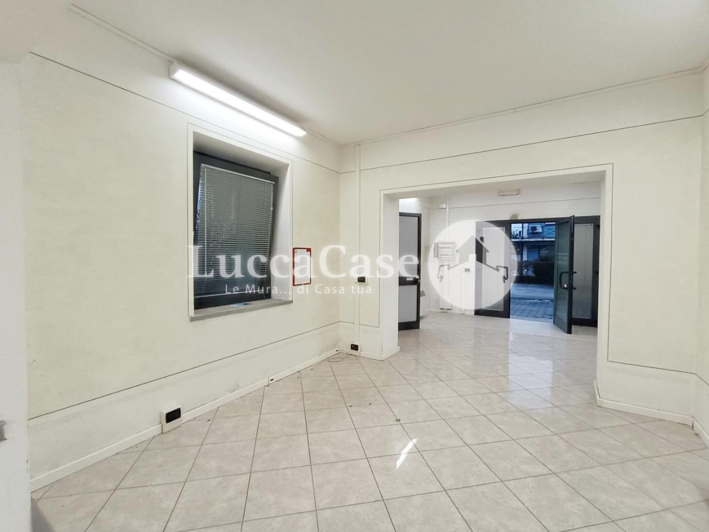 Office for commercial rentals in Barga (LU)