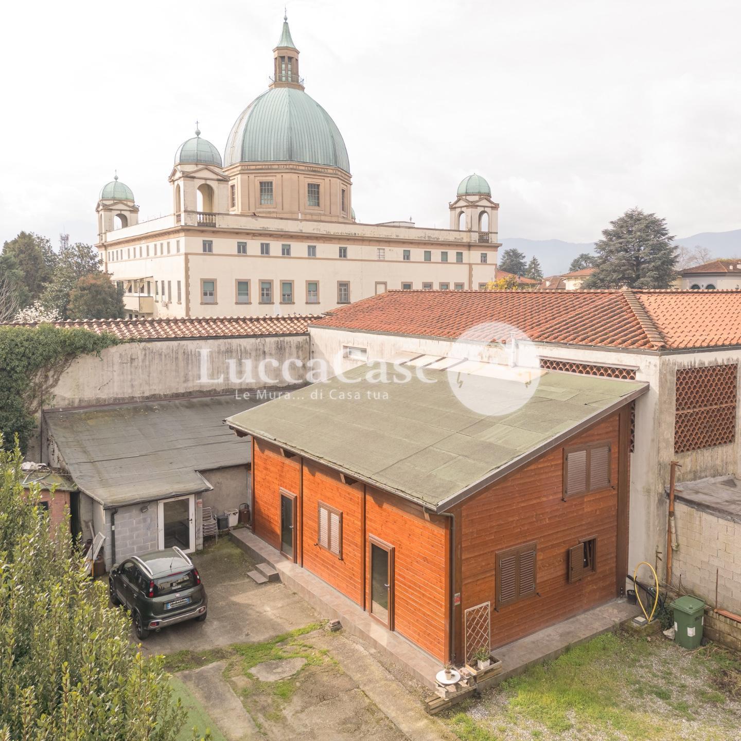 Warehouse for sale in Lucca