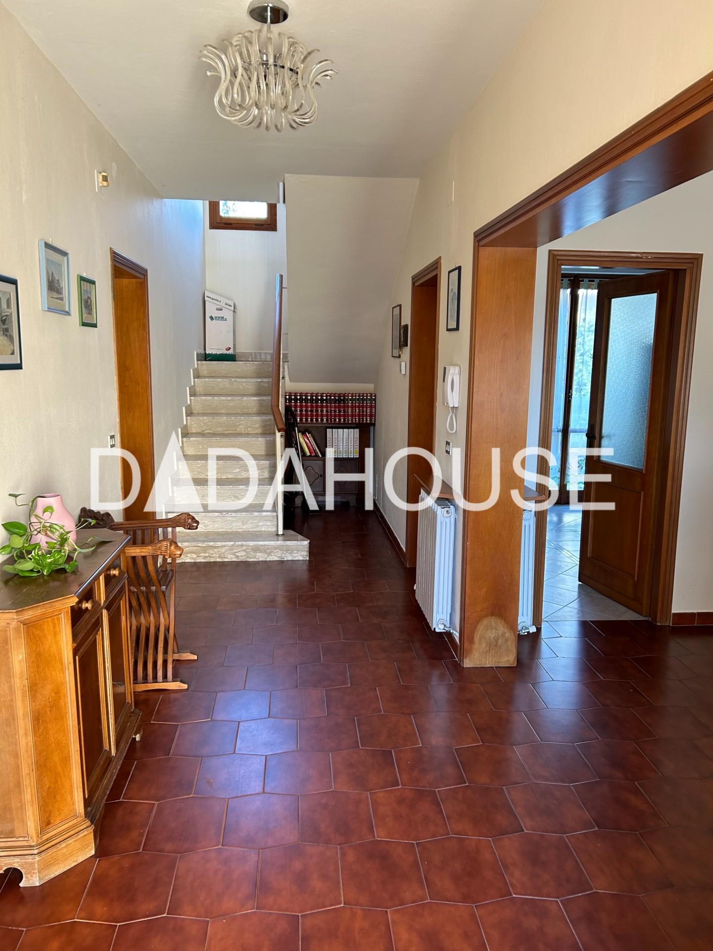 Angular terraced house for sale in Pisa