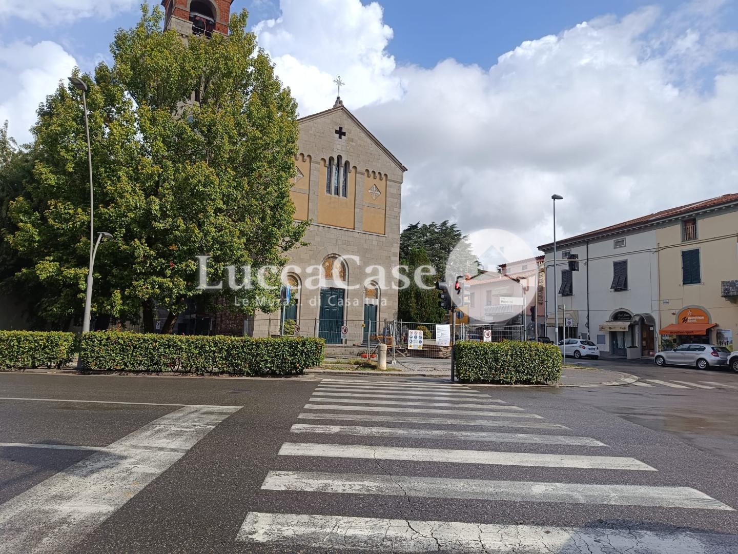 Locale comm.le/Fondo in affitto a Sant'Anna - Lucca