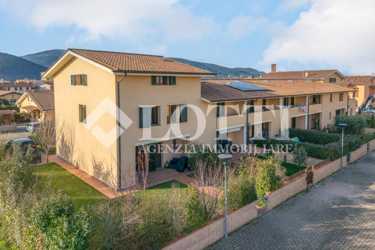 Angular terraced house for sale in Bientina (PI)