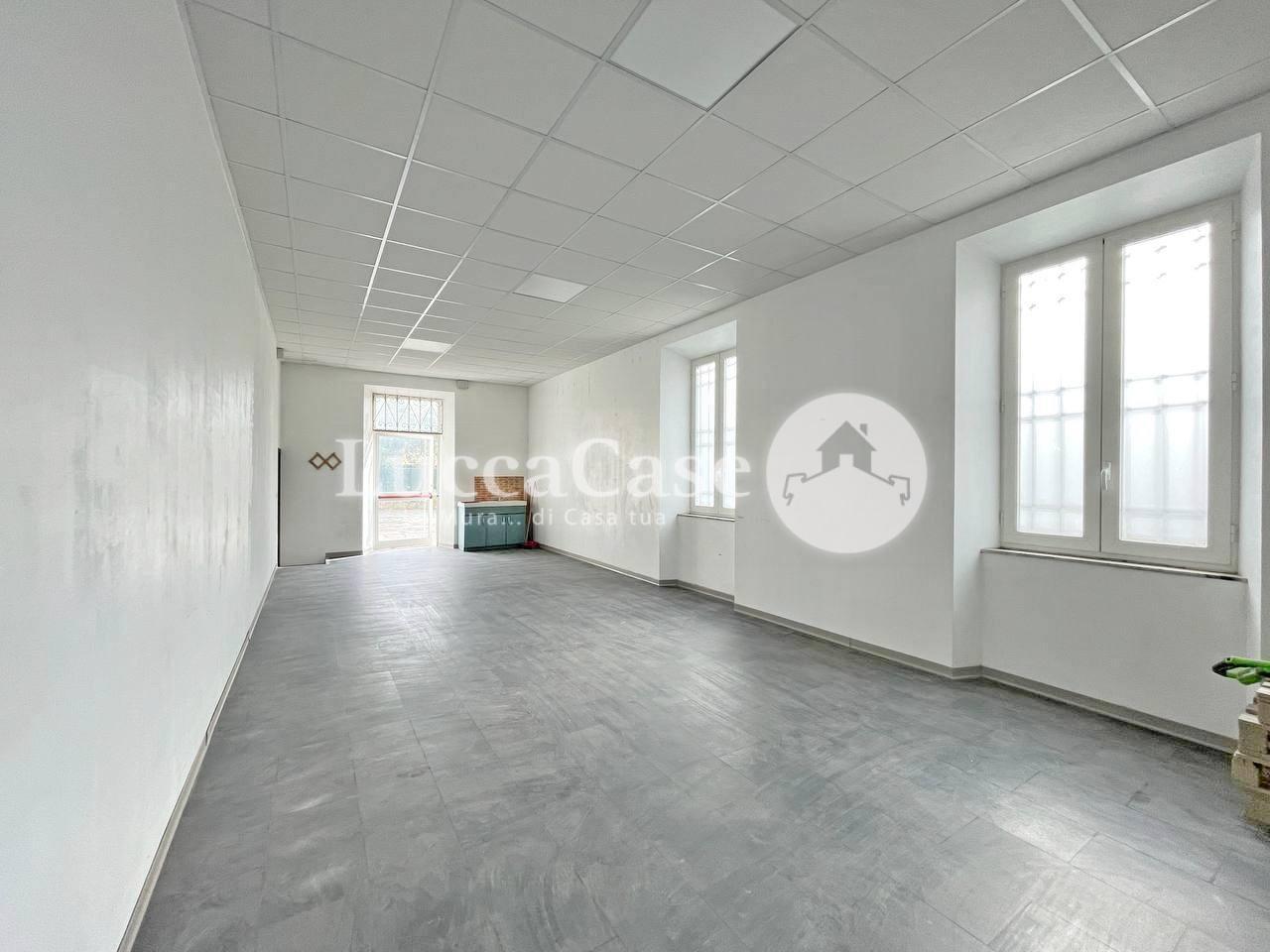 Store for commercial rentals in Lucca