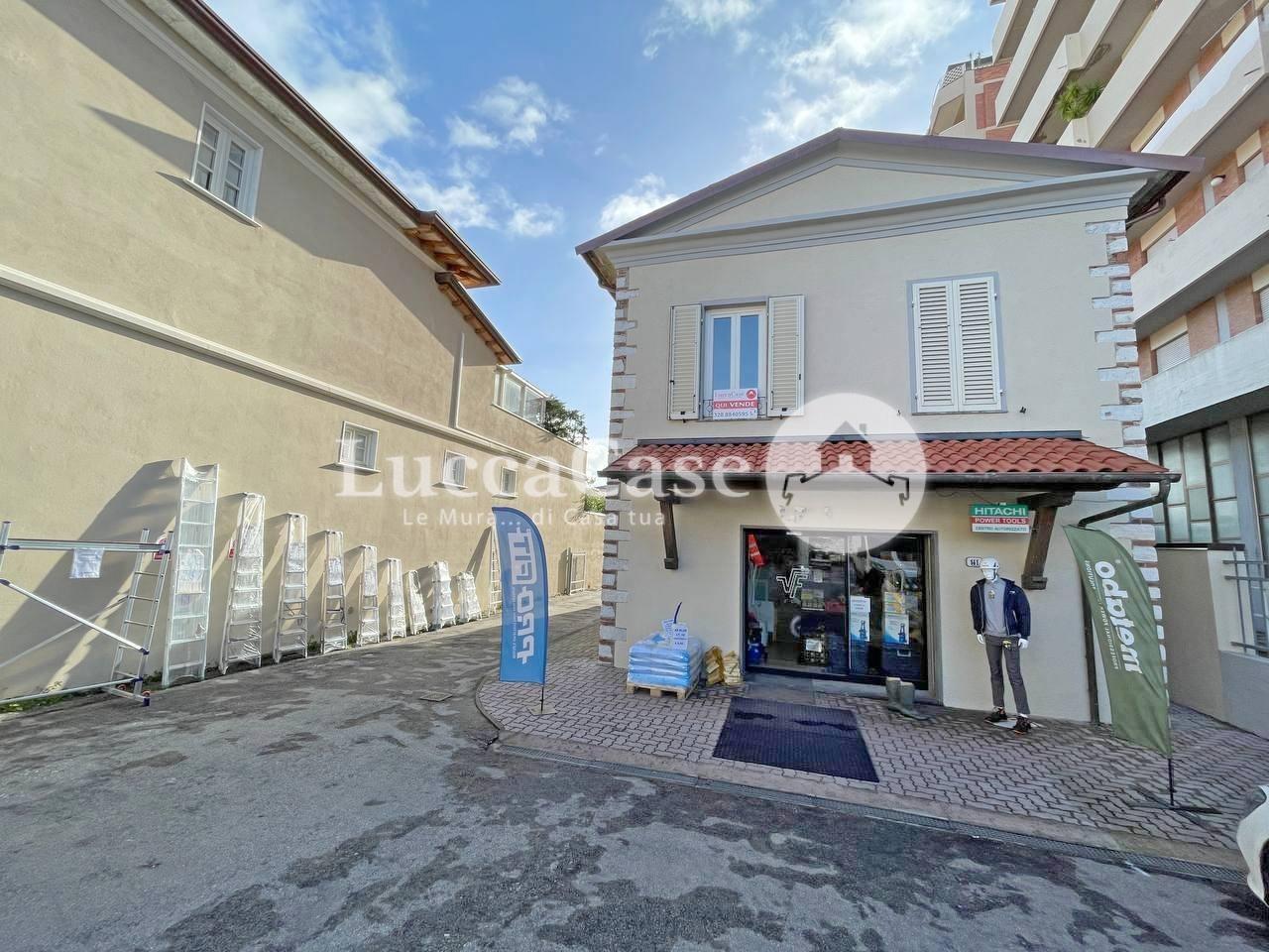 Office for commercial rentals in Seravezza (LU)