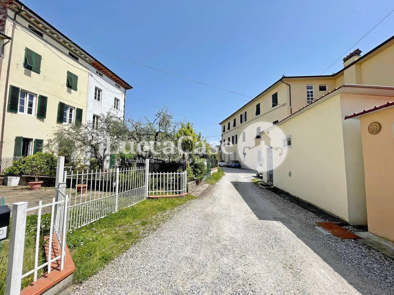 Townhouses for sale, ref. E076P