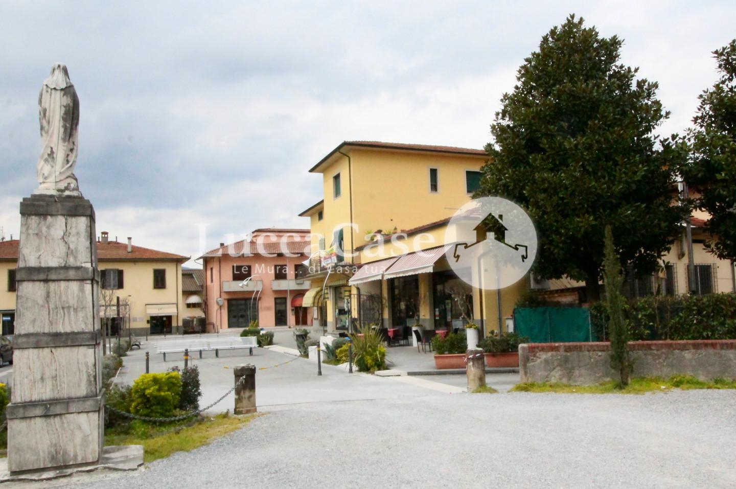 Locale comm.le/Fondo in affitto commerciale a Capannori (LU)